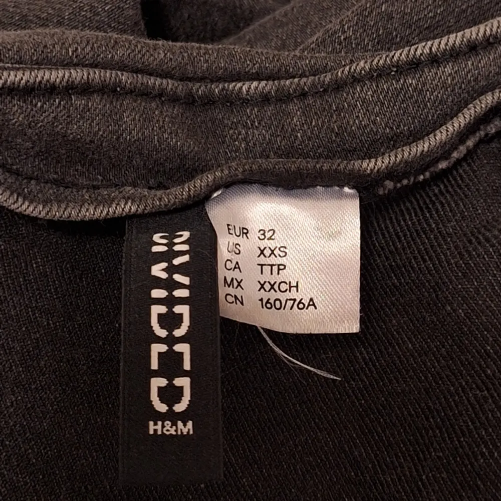 En klänning i jeans tyg, aldrig använd! Köpt ifrån H&M för ungefär 149-200 kr 💗 Tyget är ganska stretchigt så den formar runt kroppen. Storlek 32 (xxs). Klänningar.