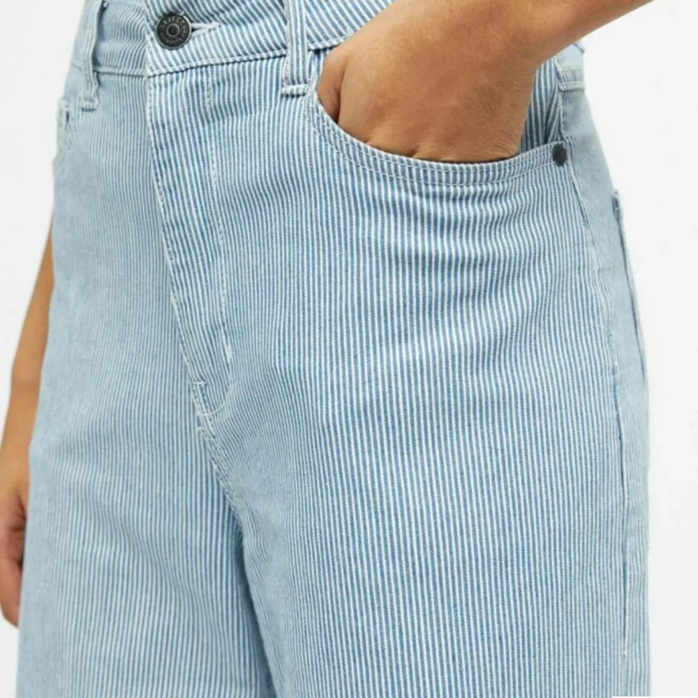 Blåvit-randiga jeans från object. Använt max 3 gånger. Jag är 162 cm. . Jeans & Byxor.