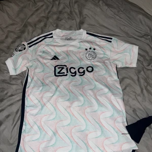 Ajax Fotbollströja - Bra skick, typ oanvänd