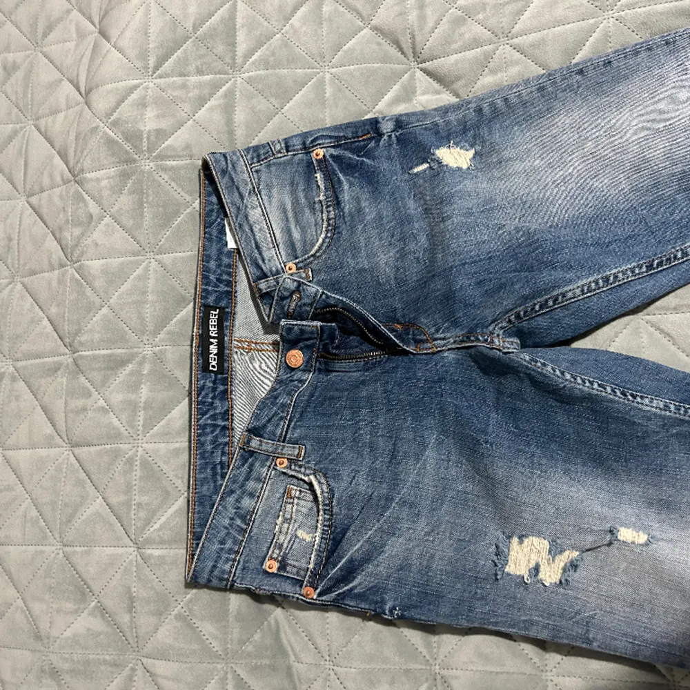 Säljer dessa otroligt snygg lowwaist jeansen. De är i st 36 men har du st 38 så kommer de passa dig med. Säljer de då de är för korta. . Jeans & Byxor.