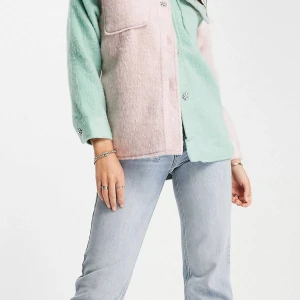 Vårjacka  - Säljer denna fina jackan från Asos aldrig använt, ny med prislappen på. 