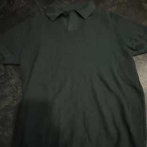 Polo tröja från Massimo Dutti - En extremt snygg polo tröja från Massimo Dutti. Inköpt förra sommaren, har tagit hand om den väldigt varsamt verkligen, så den är i perfekt skick! Passar både S och M!