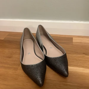 Pedder Red skor - Säljer dessa otroligt fina och trendiga glittriga ombre ballerina skor från Pedder red. Endast använt ett fåtal gånger. Skorna är en gammal modell som inte säljs längre men nypris låg på ungefär 1500kr 
