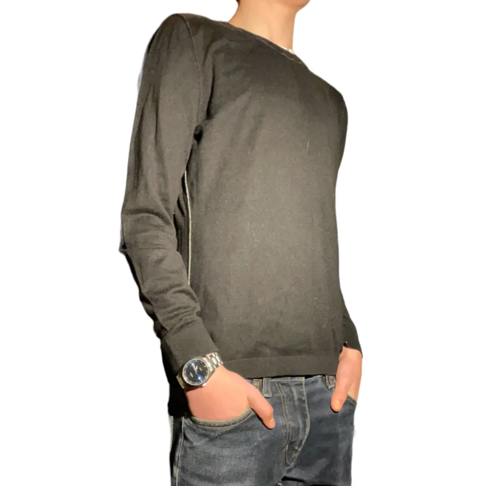 Riktigt feta Hugo boss tröja i kashmirblandning(5%)👏  Modellen är 172  Skriv vid frågor eller funderingar👏 . Tröjor & Koftor.