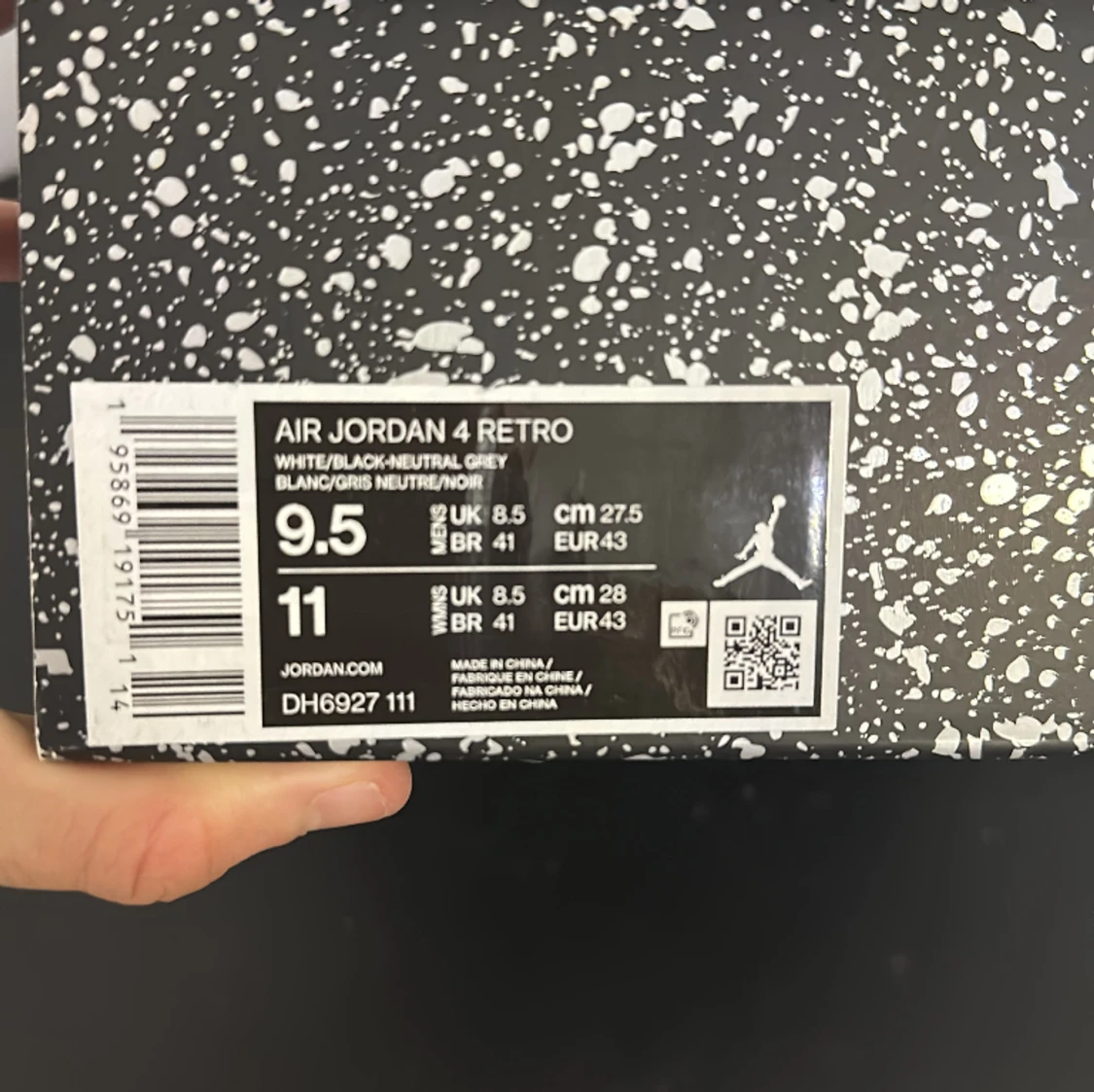  Nu ska jag sälja min använda skor Jordan fyra Military blacks som jag har köpt i merch sweden så det är par äkta skor som kostar nu i Sneakersy för 6299kr för storlek 43  - 91