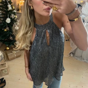 Glitter topp - Super fin topp som jag har köpt här på plick. Den är som ny och passar till allt💞köpte den för 450kr