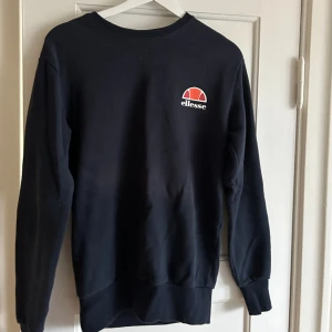 Ellesse tröja - Marinblå Elllese tröja i storlek S💙