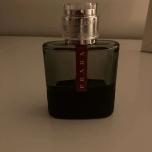 Prada carbon - Tja! Säljer nu denna sjukt goda parfymen, perfekt för varje dags användning som kommer få alla att vända sina huvud mot dig. Tveka inte på att fråga ifall ni har frågor❤️💯🔥