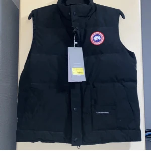 Canada goose väst - Säljer min canada goose väst för att det är liten , fick den som present  kvitto finns också . Nypris 4-5k jag säljer den för 1500kr