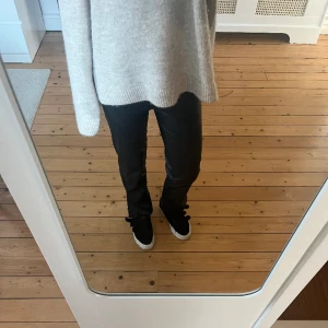SKINNBYXOR  - Super snygga skinnbyxor från gina med slits nedtill! Dem är uppsprätta nedtill men inget som man märker så mycket när man har på sig dem💗 storlek 134/140 men stora i storleken💗pris kan diskuteras vid snabb äffär! Modellen är 158 lång!