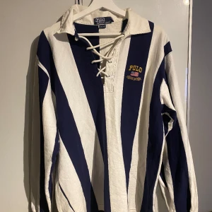 Polo Ralph Lauren Tröja - En snygg tröja från polo som kan vara snygg över T-shirten eller skjortan!  Den sitter som Large. Nypris 1500