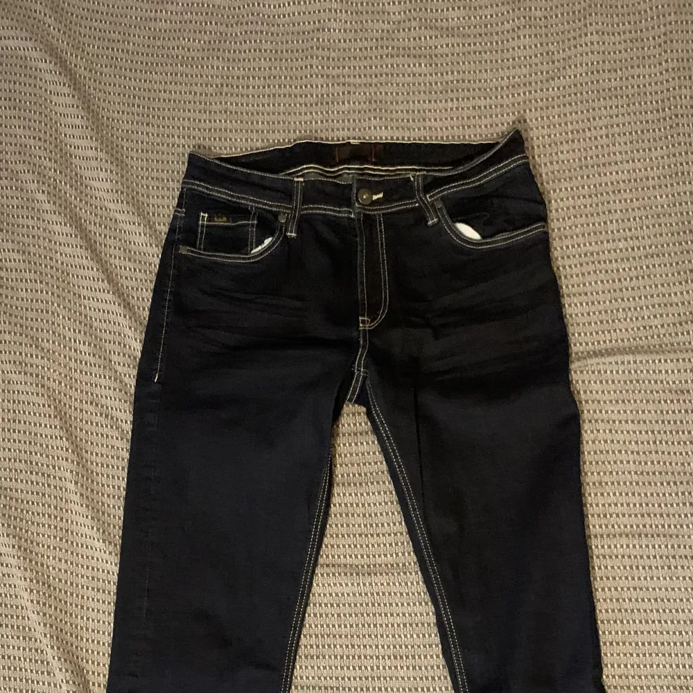 Jeans i storlek 31/32 köpta på Plick . Jeans & Byxor.