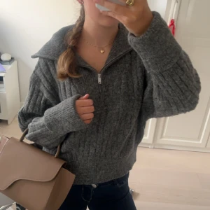 Zip tröja!!  - Mörk grå zip tröja från Ginatricot 💕 