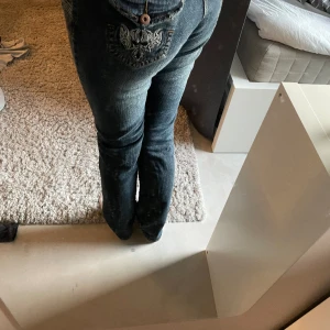 Liknande miss me low waist jeans - Galet snygga low waits jeans. Så vacker detalj på fickorna, liknar miss me jeansn! Säljer pga för stora i midjan🫶🏼Knappen är lite lös men funkar super ändå! 