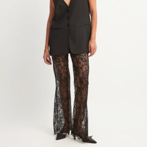 Spetsbyxor - säljer mina ursnygga spetsbyxor från NA-KD som är helt slutsålda!! Lappen kvar och helt oanvända. 🥂