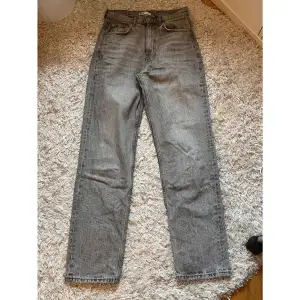 Säljer dessa jättefina medelhöga gråa jeans från Gina Tricot då de tyvärr inte passar längre. Går att fråga om mer bilder! Nypris: 499 kr 🌟 Bra skick 💗