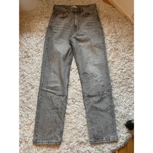 Gråa jeans - Säljer dessa jättefina medelhöga gråa jeans från Gina Tricot då de tyvärr inte passar längre. Går att fråga om mer bilder! Nypris: 499 kr 🌟 Bra skick 💗