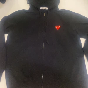 Cdg Hoodie  - Säljer nu min cdg hoodie som jag knappast använt. Den kommer nästan i ny skick eftersom jag använt den max 2 gånger. Säljs eftersom den ej passar mig längre. Den kommer i storlek XL (passar även L) 