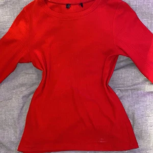 Röd slim fit tröja från New Yorker  - Har använt typ 3ggr så inga tecken på användning, säljer pga att den är lite liten i ärmarna, köpte för 100kr