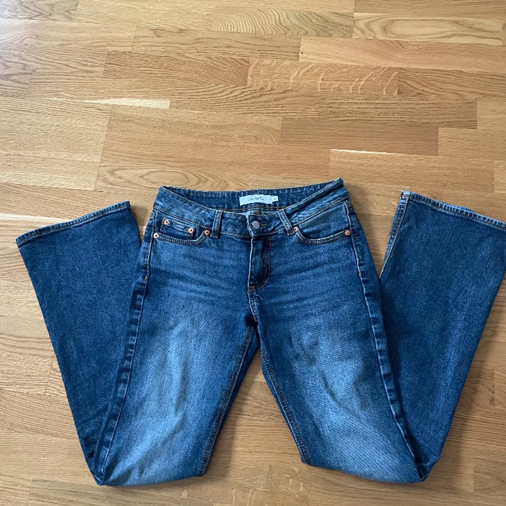 Säljer dessa blå lågmidjade bootcut jeans från junkyard då jag inte tycker att dom passar mig. Jätte fint skick. Midjemått 38cm och innerbenslängd 81cm.. Jeans & Byxor.