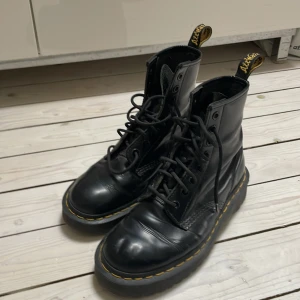 Dr Martens  - Svarta klassiska Dr Martens! 