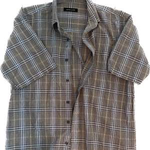 Säljer en snygg Pierre Cardin skjorta som kommer va perfekt inför sommaren. Storlek är M och passformen är true to size. 