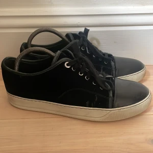 Lanvin uk 6 - Ett par snygga lanvin skor i strl 6 uk/ ca 41. Färgen är mörkblå med ett snyggt satin liknande material. Varan går för ca 4500 nypris men säljer ett bra pris som detta pga skicket.  Skick 4,5/10, är använda men har mycket liv kvar!  Dustbag medföljer