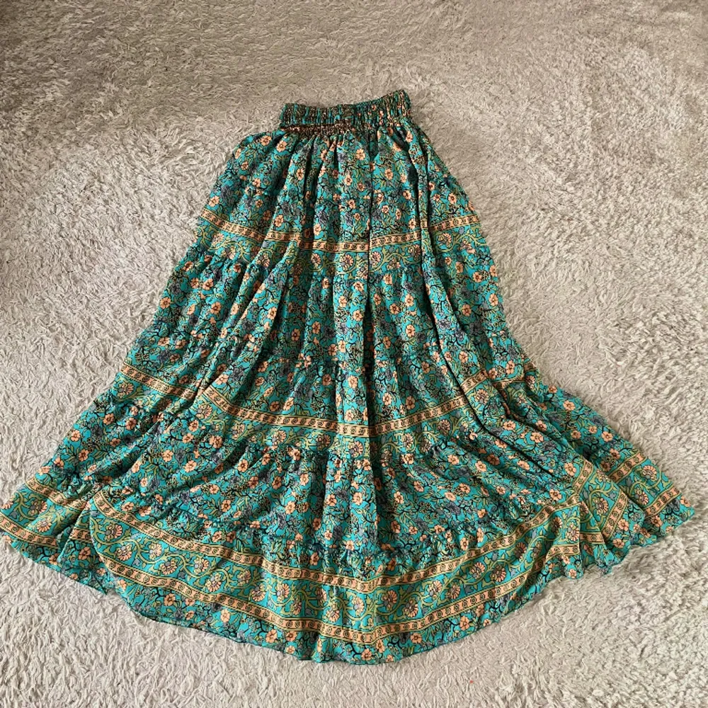 Säljer en otroligt fin kjol från Design by Si! Endast testat den på, och tyvärr är den lite lång för mig. Väldigt stretchig och skön. Perfekt för sommaren! ☀️🫶 Nypris: 499kr. Kjolar.