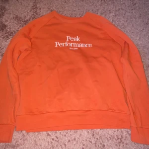 Peak Performance tjocktröja - Peak performance! Snygg passform och super skön❤️ Säljer den för gillar inte färgen orange och använder den inte🥹Super duper bra skick! Använd gärna köp nu funktionen❤️