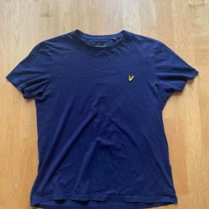 Lyle & Scott t-shirt  - Varsamt använd