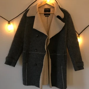 Vårjacka, Zara - Höstjacka i ullmaterial, storlek S. Varm och gosig, knappt använd🧵  Kan hämtas på plats, alternativt skickas. Rensar ut garderoben, så kan bli något billigare vid snabb affär:)
