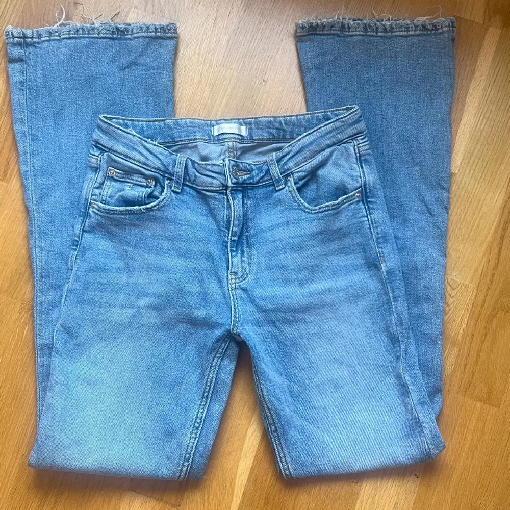 Säljer nu dessa LOW waist jeansen från Young Gina då dom inte kommit till användning och även är för små💕. Jeans & Byxor.