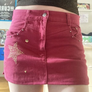 Minikjol med guldiga detaljer - Skitcool rödlila jeanskjol med guldiga detaljer! smått altererad för att passa i midjan, inte så stretchig! midjemått rakt över: 40cm 🌟 TAR EMOT PRISFÖRSLAG!