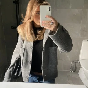 Kappa  - Säljer denna kappa från Kappahl pga andvänder inte längre. Kappan är i väldigt bra skick. Skriv för mer bilder