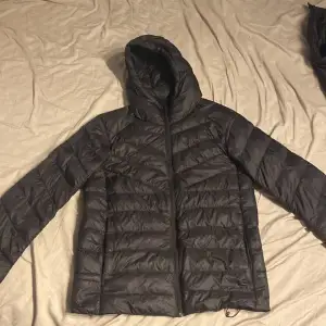 Hej jag säljer min jacka den är varm och är i väldigt bra skick har änvändt den Max 2 gånger. Sen är dess värde på 1100.