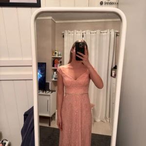 Balklänning - Säljer min superfina balklänning då jag hittade ett annat alternativ. Den är väldigt skön och stretchig. Aldrig använd, utan bara testad. Priset kan diskuteras.