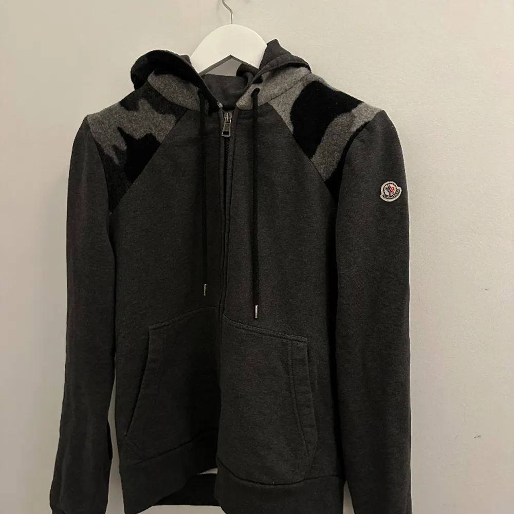 Moncler magalia hoodie, storlek Large i tjej vilket passar xs/s. Se skicket i bild 2 o 3, pris 1400. Tröjor & Koftor.