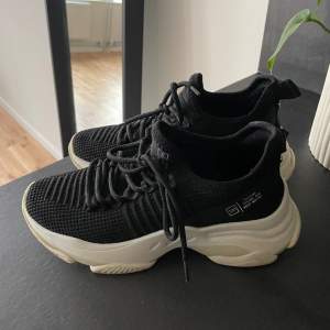 Svarta sneakers köpta fra zalando. Super snygga skor. Har dom i vit. Men tyvärr er dom för trånga för meg. De svarta kom aldrig till bruk. Testat att gå med dom ute enstaka ganger. I fint skick. Størrelse 37.  Ny pris 1095:-