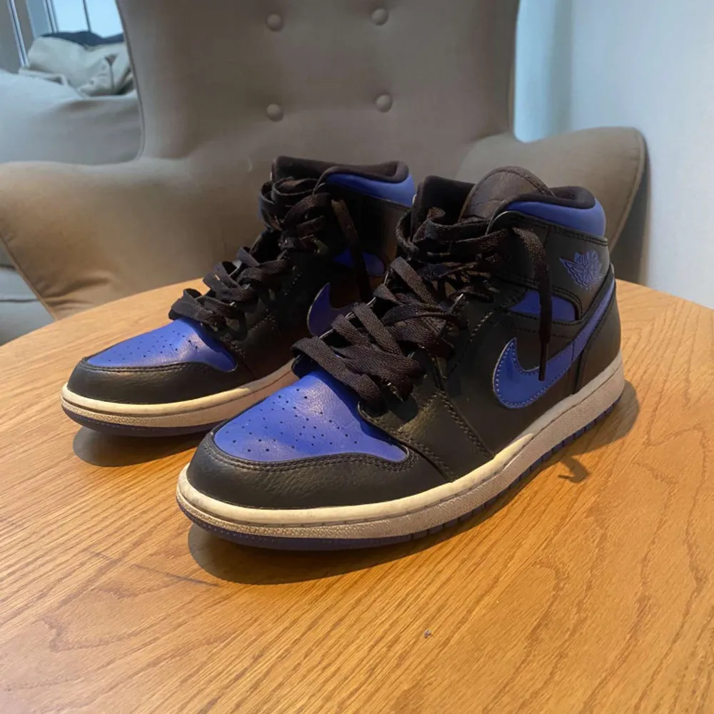 fett snygga Jordan 1 mid black royale i jättebra skick. Kontakta vid fler frågor . Skor.