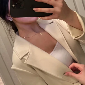 Beige Kappa - Säljer denna medellånga beiga kappan från zara i ”sammet” material. Fin och elegant. Går aldrig åt användning 