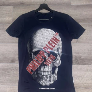 Philipp plein - Philipp plein T-shirt i storlek S men är stor i storleken så passar M också, nästan oanvänd jättebra skick, säljs för 200kr