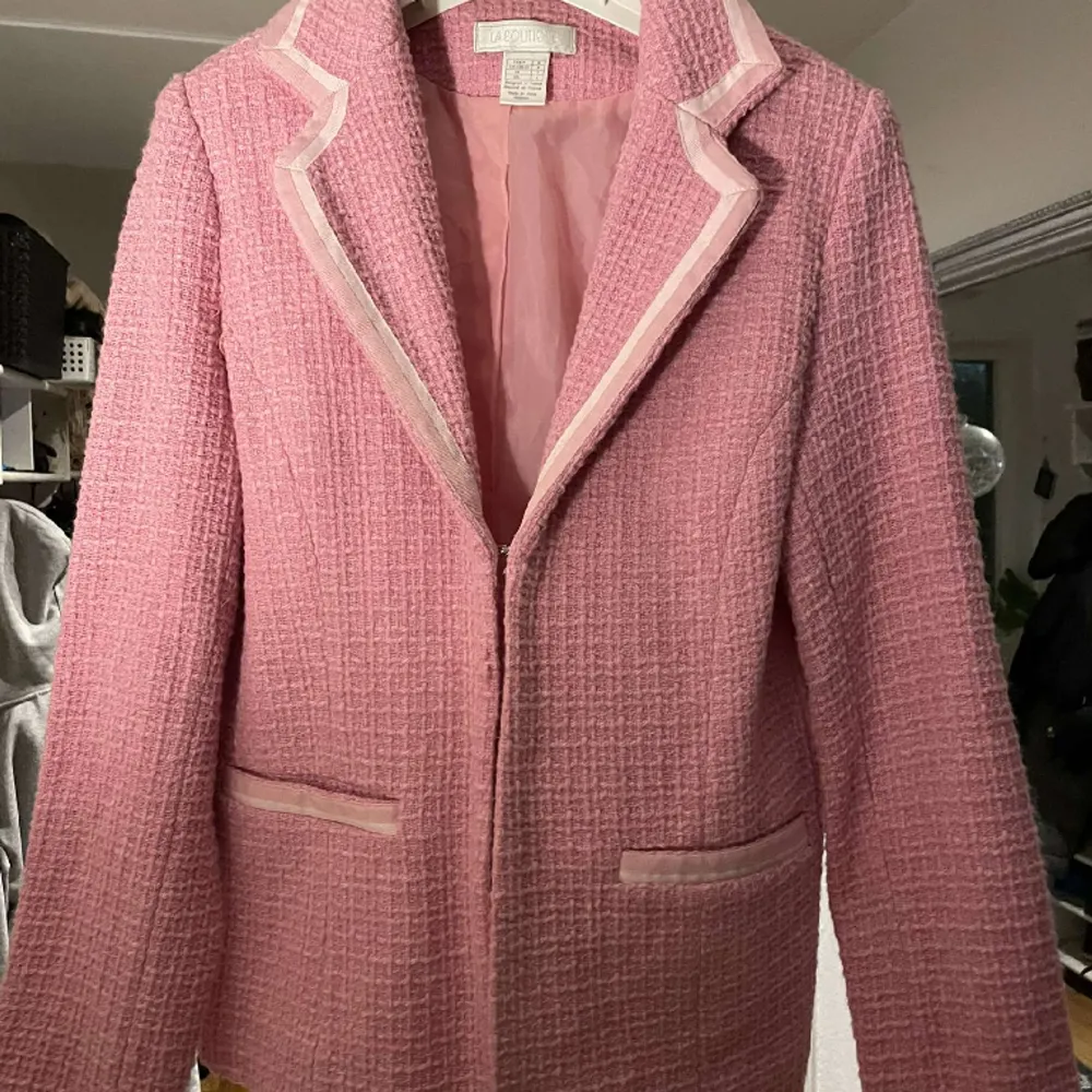 En snygg rosa kavaj franc la boutiqe Storlek stor S men är en medium . Kostymer.