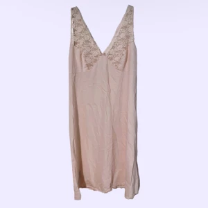 nattlinne med spets ˖  ࣪⊹𐙚 - jättefint nattlinne med spetsdetaljer köpt secondhand (storleken är uppskattad) aldrig använt 🦢🎀 🍰