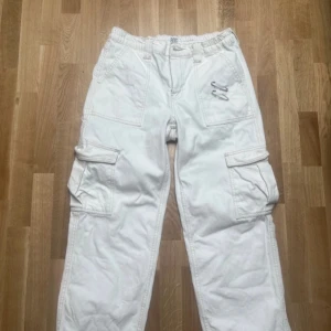 Urban outfitters skater jeans - Knappt använt jeans i storlek 38 skulle jag säga. Har använt bara tre gånger och är i jätte bra skick. Det är ganska baggy och är lite lowrise. Skriv för mer bilder 