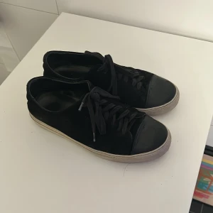 Axel Arigato Skor - Säljer ett par Axel Arigatos som inte längre används, tecken på användningen men inga stora defekter! Storlek 41 fast passar även större. Nypris ligger på ungefär 2500. Hör gärna av er vid funderingar och pris går att diskuteras! 