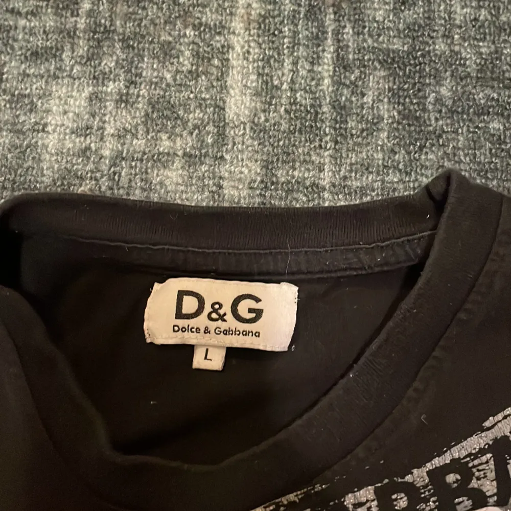 Säljer min coola dolce Gabbana T-shirt då den inte kommer till användning . T-shirts.