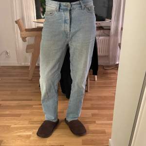 Säljer ett par fräscha ljusa straightfit Jeans från the Blue uniform. 2 hällor är sönder men jeansen i övrigt är i bra skick.  