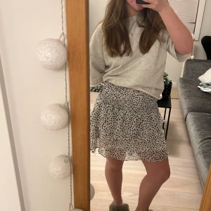Volangkjol - Vit volangkjol med svarta prickar från Chelsea💗använda fåtal gånger och har inga tecken på användning, nypris 449 kr