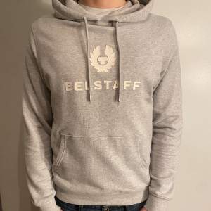 Säljer denna galet snygga hoodie från Belstaff | Storlek: M | Nypris: 1949 kr | Skick: 9/10 (näst intill nyskick) | Skriv gärna vid frågor och funderingar😁
