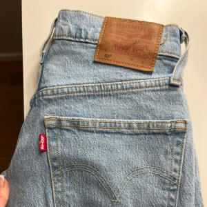 Levi's jeans  - Säljer mina näst intill nya Levis jeans! Endast använda några få gånger. Nypris 1099kr🤍🤍